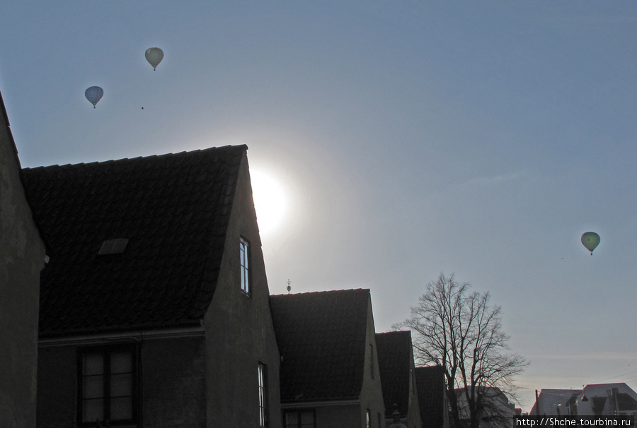 Я подумал, каждый день воздушные шары летают, нет. Может в честь воскресения? Копенгаген, Дания