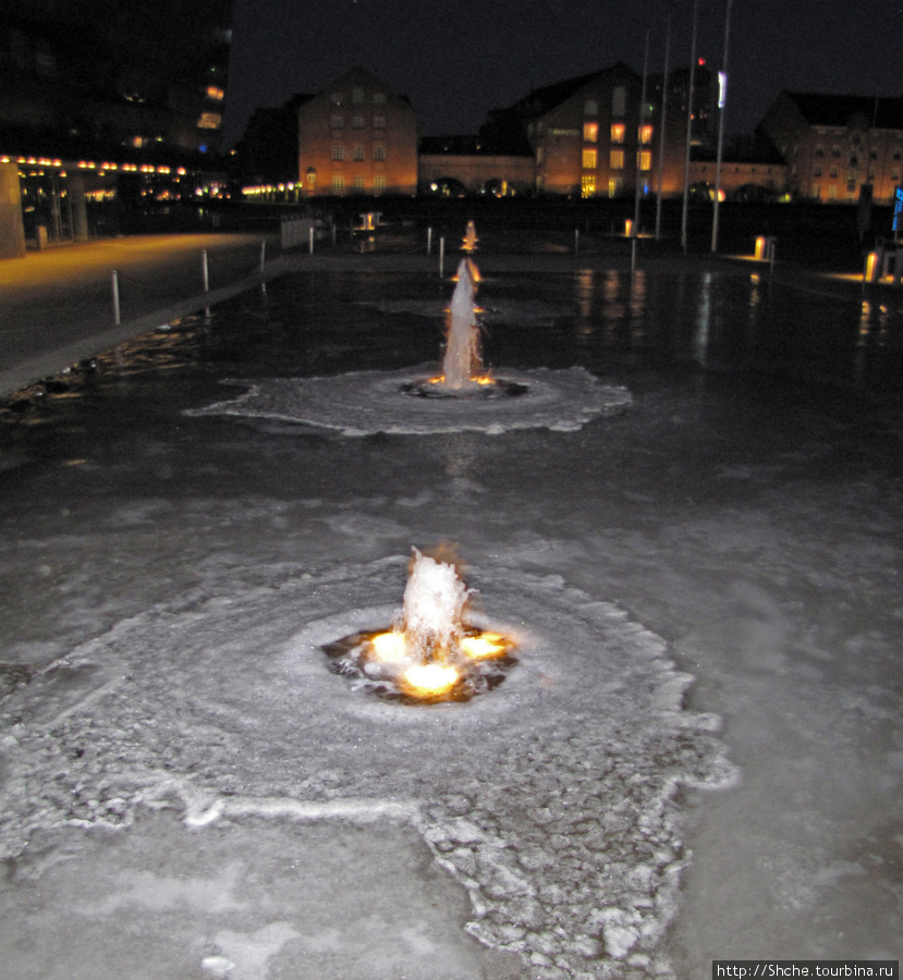 Прикольно выглядит действующий фонтан зимой. Как хоккейная площадка... Копенгаген, Дания