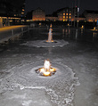 Прикольно выглядит действующий фонтан зимой. Как хоккейная площадка...