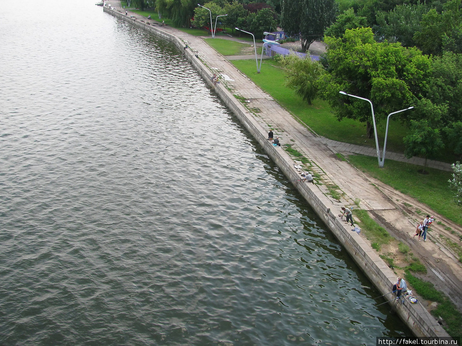 Вид с моста на набережную Николаев, Украина