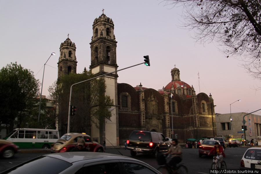 Если ориентироваться по светофору, то заметно как сильно собор завалился назад Мехико, Мексика
