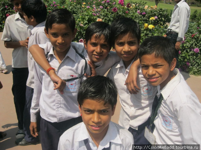 школьники у мавзолея Махатмы Ганди Индия