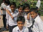 школьники у мавзолея Махатмы Ганди