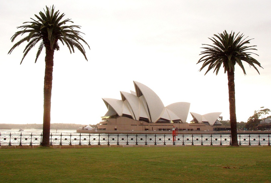 Сиднейский оперный театр (Opera House) – символ не только Сиднея, но и всей Австралии. В современной архитектуре он занимает одно из первых мест. Построен по проекту датского архитектора Утсона, закончен в 1973 году командой австралийских архитекторов. Вмещает в себя 900 помещений, в том числе Концертный Зал, Оперный Театр, Драматический и Камерный Театры, четыре ресторана и Зал Приемов. Крышу здания, построенного в форме четырех ракушек, покрывает более миллиона плиток, которые при различном освещении создают разнообразную цветовую гамму. Сидней, Австралия