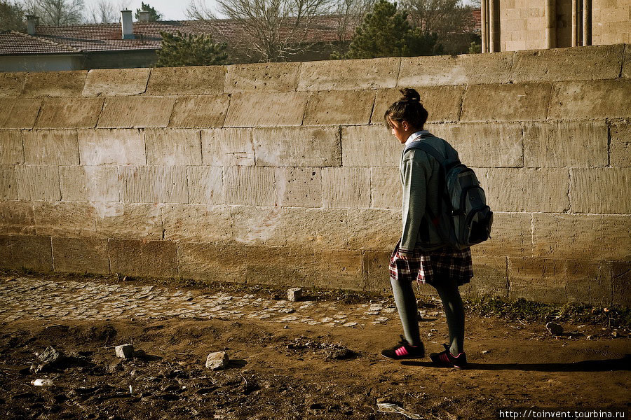 Медленно появлялись люди. Девушка шла неторопливо в школу. Каппадокия - Гереме Национальный Парк, Турция