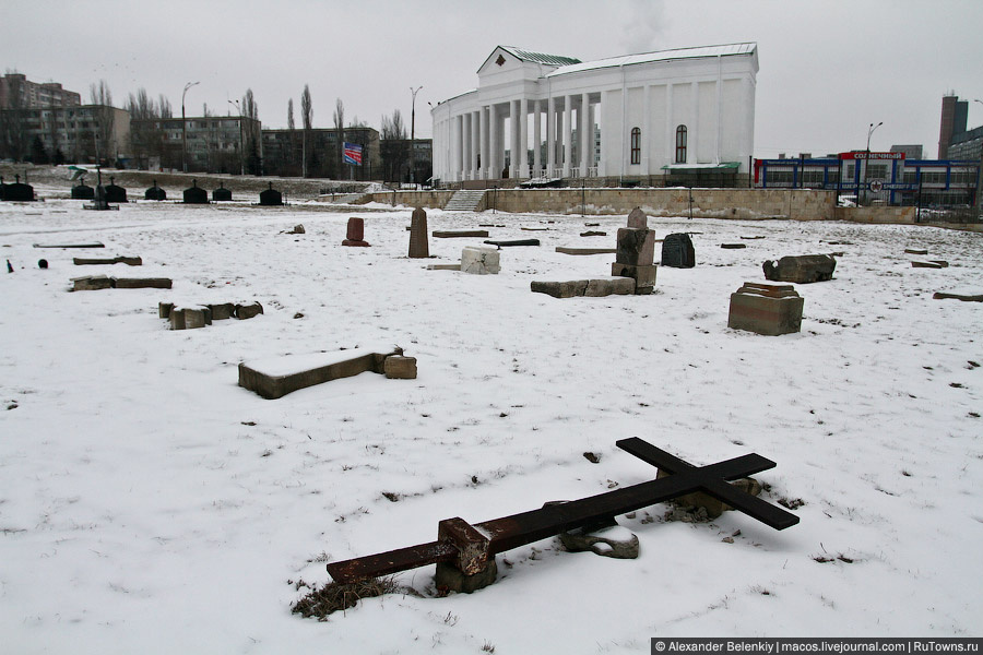 Старые надгробия не стали вывозить с территории кладбища, а разместили в отдельном секторе. Они не соответствуют захоронениям, поскольку кладбище было сильно разграблено, кресты и камни валялись в хаотичном порядке. Бендеры, Приднестровская Молдавская Республика