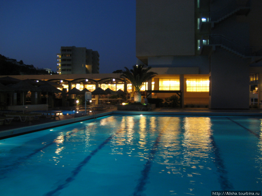 Отель Blue Sea Beach Resort**** —

свет из окон ресторана,где нас кормили