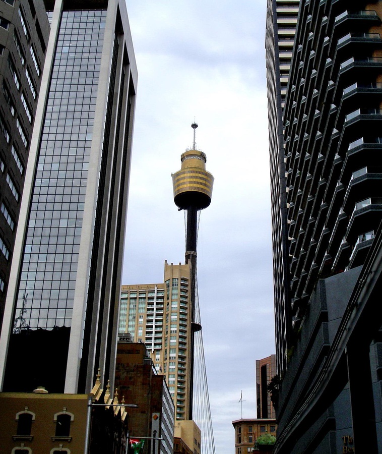 Сиднейская башня Sydney Tower
Сиднейская башня , также известная как АМР Tower  или Centrepoint  (в буквальном переводе «Центральная точка») самое высокое одиноко стоящее сооружение в Сиднее и второе по высоте в Австралии (после небоскреба Q1 на Золотом побережье, что в Квинсленде), также это вторая по высоте смотровая башня в Южном полушарии (после «Небесной башни» г. Окленда, Новая Зеландия). Сиднейская башня  включена во Всемирную Федерацию высотных башен. Она открыта для посещения и является одной из главных достопримечательностей города. Сидней, Австралия