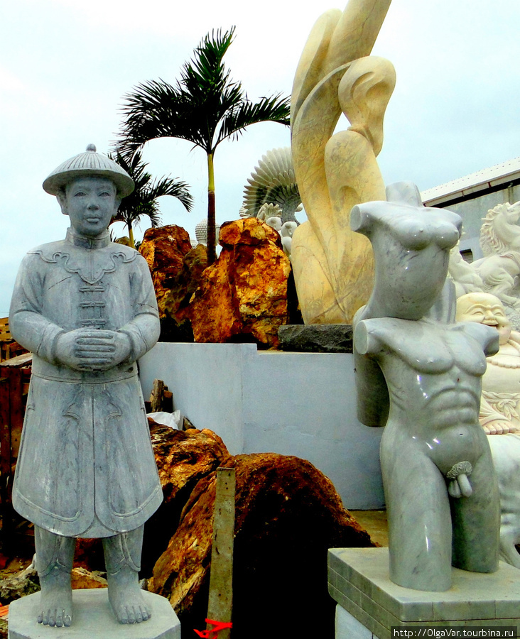 Как-то не представляю того, кто бы осиротил фирму, приобретя скульптуру справа Дананг, Вьетнам