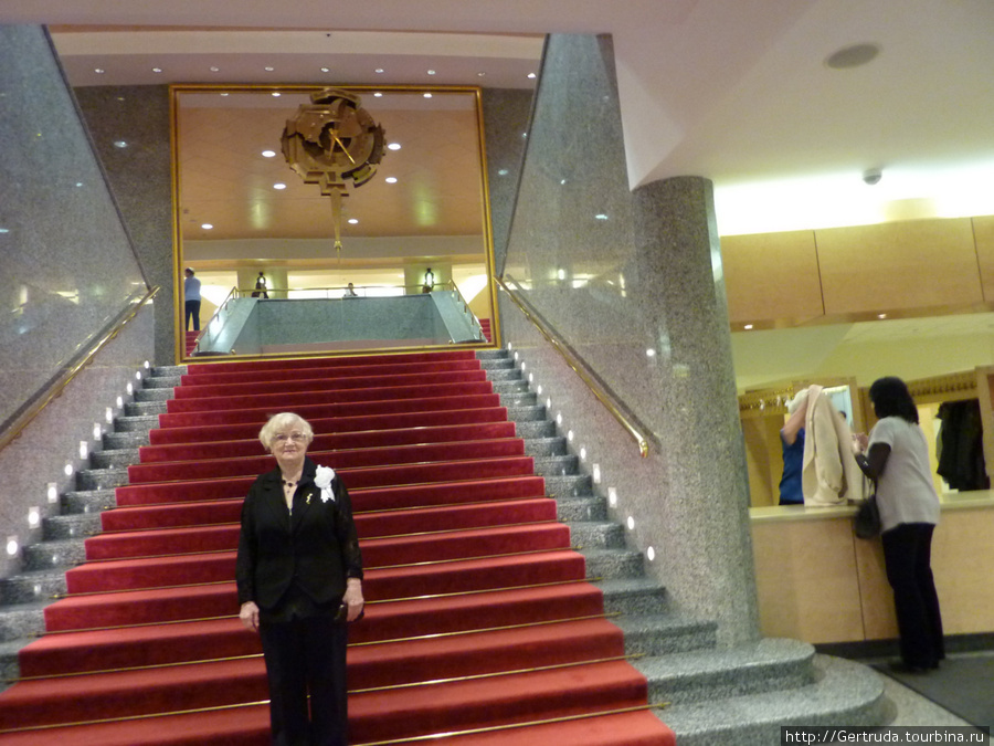 Парадная лестница ведет в зрительный зал Санкт-Петербург, Россия