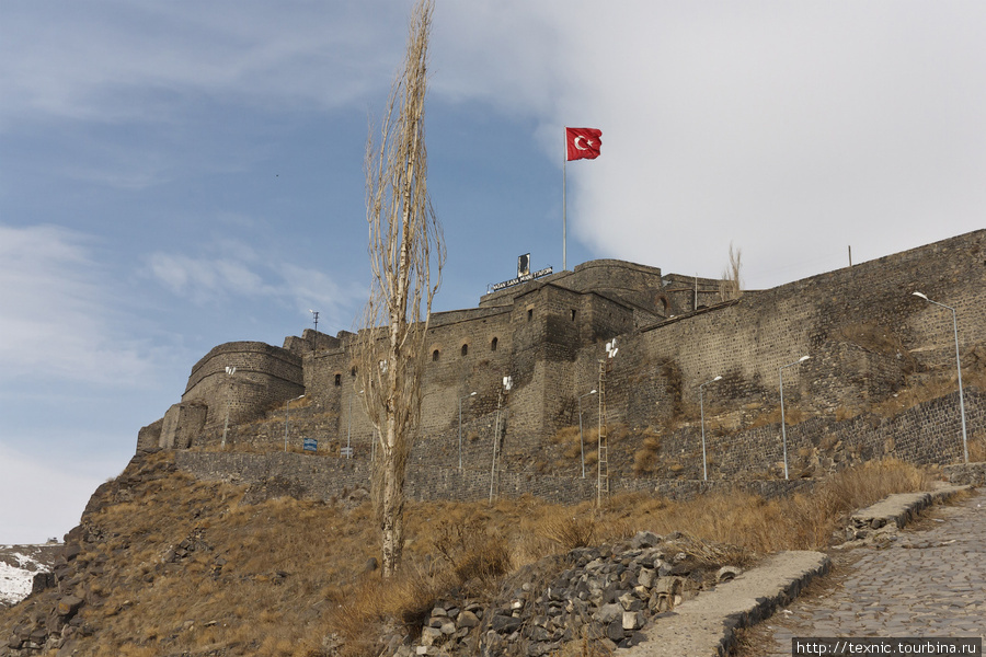Карсская крепость. Была закрыта с утра, открывалась в 10:30; это нас не устраивало и мы ждать открытия не стали Карс, Турция