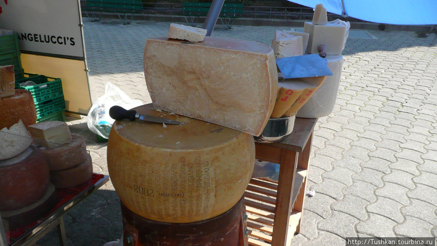 Тут же небольшая продуктовая ярмарка – свежеиспеченные булки по пол кило, разновидности сыра, деревенские колбасы и молочная продукция. Лозанна, Швейцария