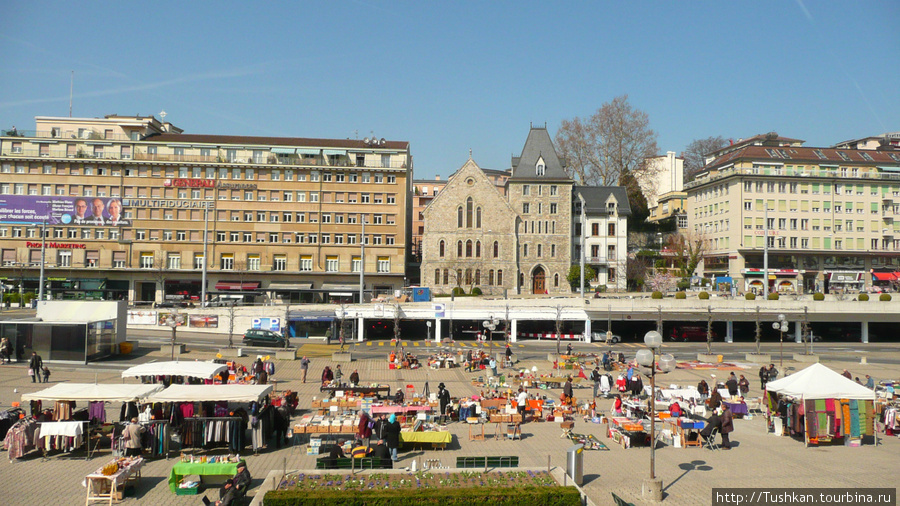 Перед собором, на площади располагается блошиный рынок. Лозанна, Швейцария