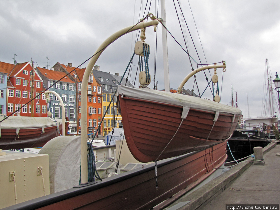 Замерзший канал Nyhavn — самое яркое место Копенгагена. Копенгаген, Дания