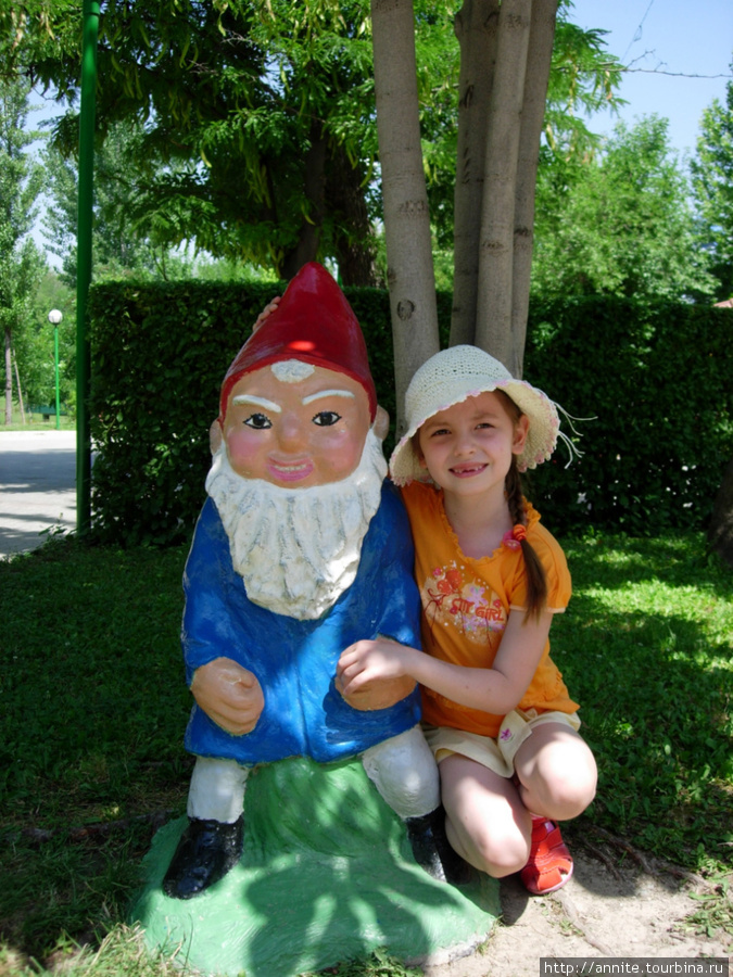 Валерия и гном с узкими глазами. Ташкент, Узбекистан