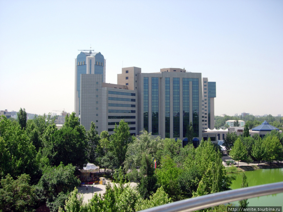 Вид на бизнес-центр  с колеса обозрения. Ташкент, Узбекистан