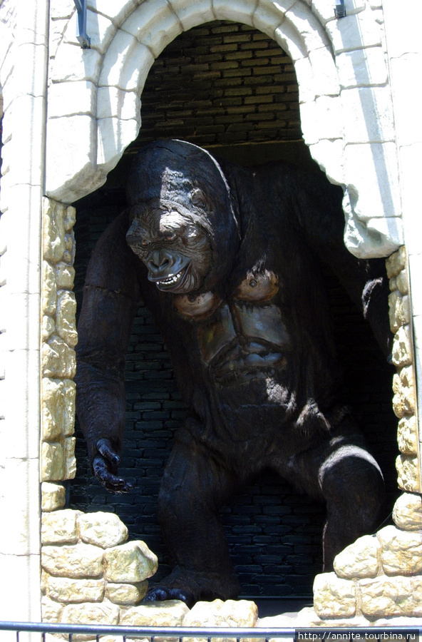 Большая горилла, аттракцион Замок ужасов. Раньше у неё светились глаза, она двигала лапами и издавала чудовищные звуки. Ташкент, Узбекистан