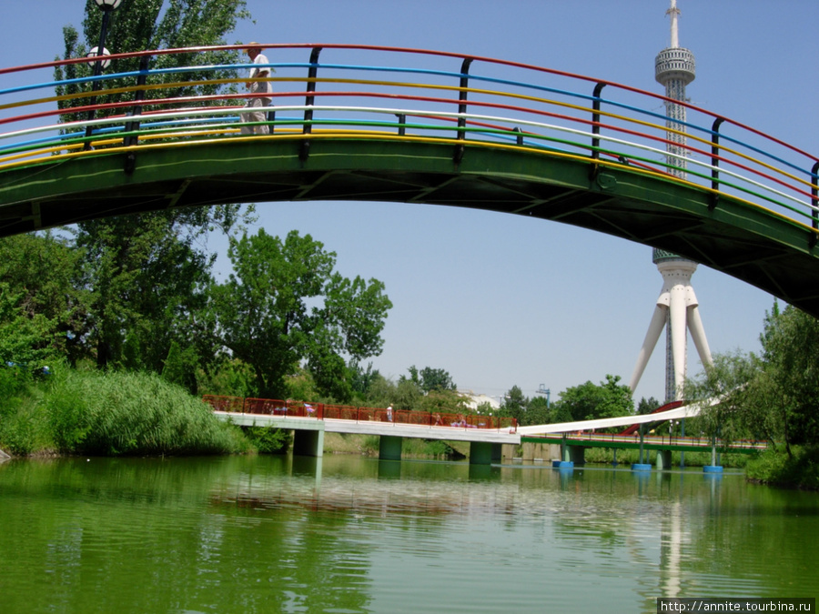 Мостик Радуга через пруд. Ташкент, Узбекистан