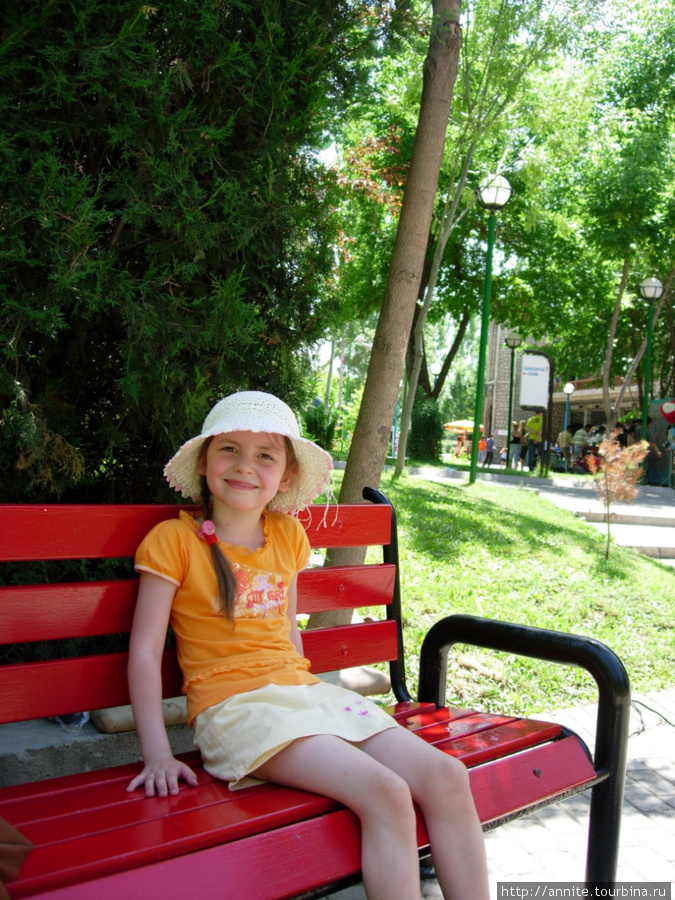 Валерия на скамейке в Ташкентленде. Ташкент, Узбекистан