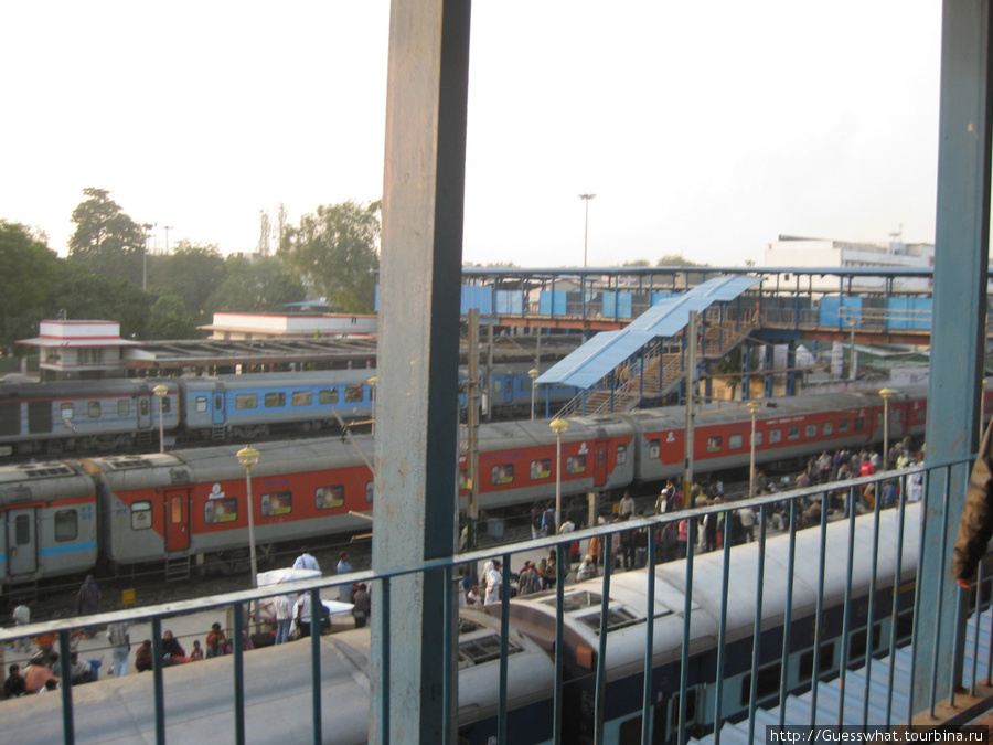 Пригородные поезда Дели, Индия