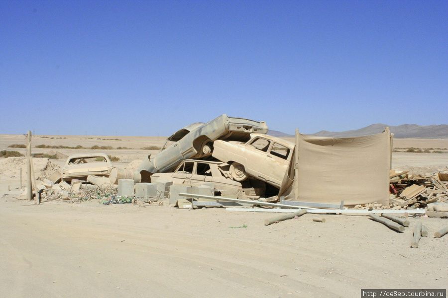 Машины обретают здесь свой последний дом — пустыня большая, и для вашей места хватит. Регион Атакама, Чили