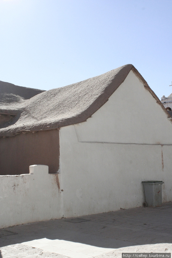 Если встретите здесь дом — то он будет с глиняной (вроде как) крышей. Например такой Регион Атакама, Чили