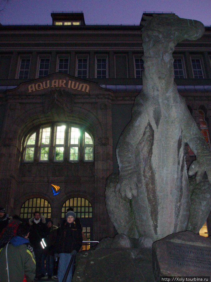 Берлинский зоопарк — статуя динозавра у входа в Океанариум Берлин, Германия