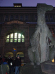 Берлинский зоопарк — статуя динозавра у входа в Океанариум