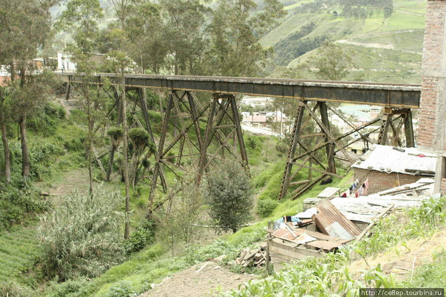 Мост старый, больше ста лет уже. Алауси, Эквадор