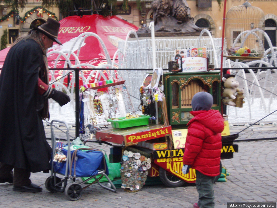 Шарманщик на площади Старого города. Варшава, Польша
