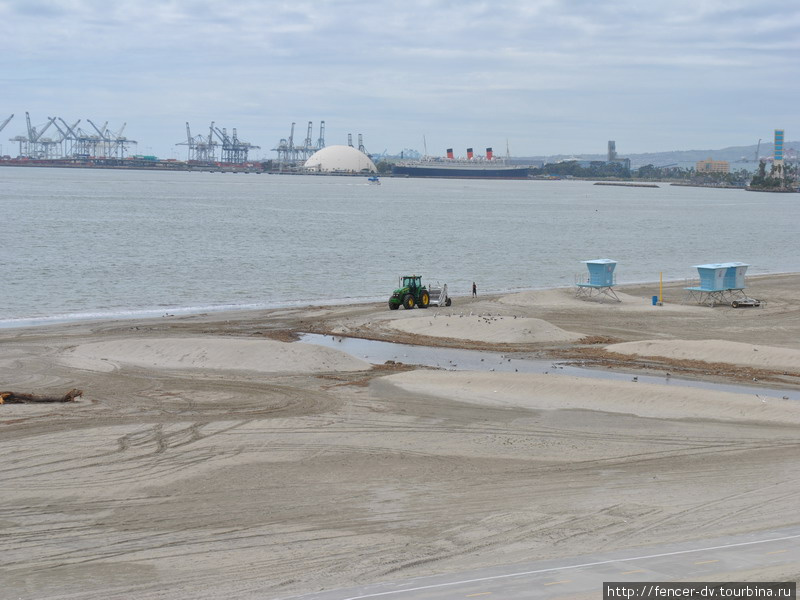 Размеры трактора и лайнера Queen Mary дают представление о размерах кранов порта Лонг-Бич, CША
