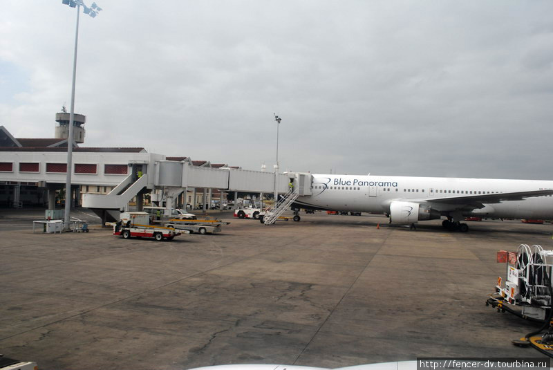 Телескопические трапы ведут не в здание аэропорта, а в бетонный переход Момбаса, Кения