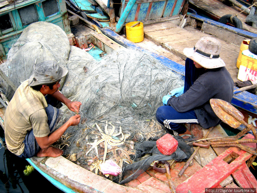 Рыбаки привезли свой улов на рынок Остров Фу Куок, Вьетнам