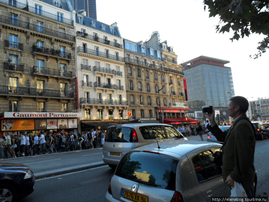 Так выглядит демонстрация, едут себе мирно по одной из полос на роликах, кто устал, цепляются за  сопровождающую полицейскую машину! Париж, Франция