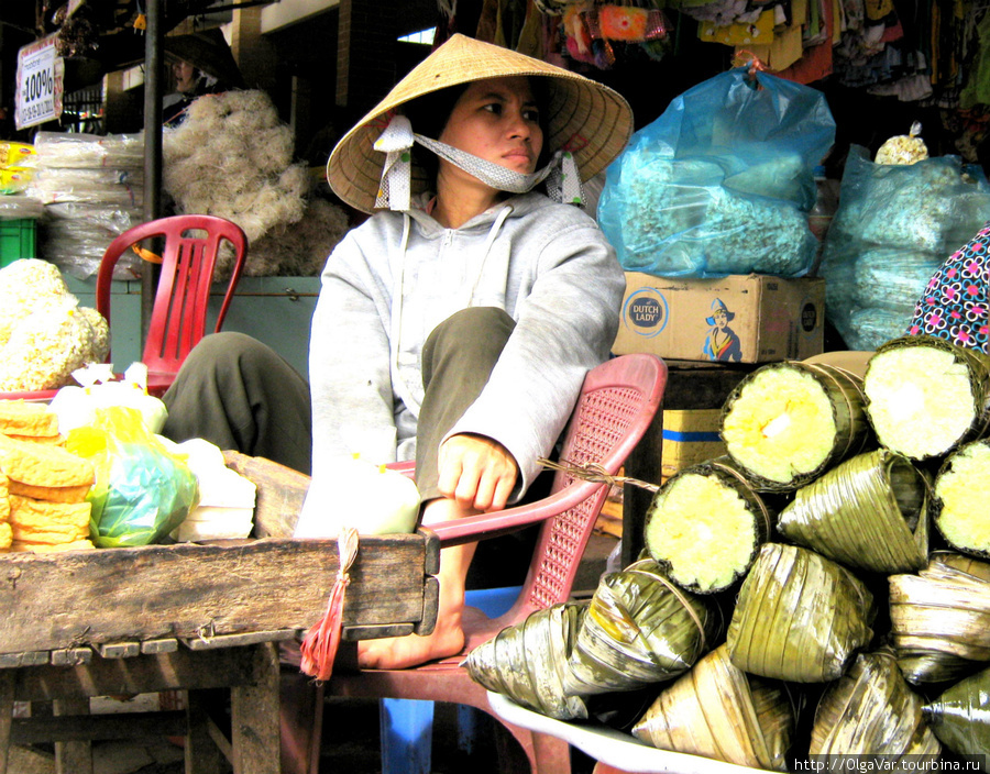 Привлекло внимание не только экзотичность продукта справа, но и гордая осанка красивой вьетнамки Остров Фу Куок, Вьетнам