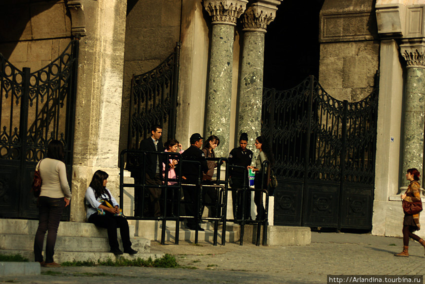 Один день в стамбуле спб. Мужской лицей Стамбул. Стамбульский мужской лицей. Стамбульские переговора. Носильщики на улицах Стамбула фото.