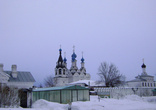 Вид на Благовещенский мужской монастырь с территории Свято-Троицкого женского монастыря