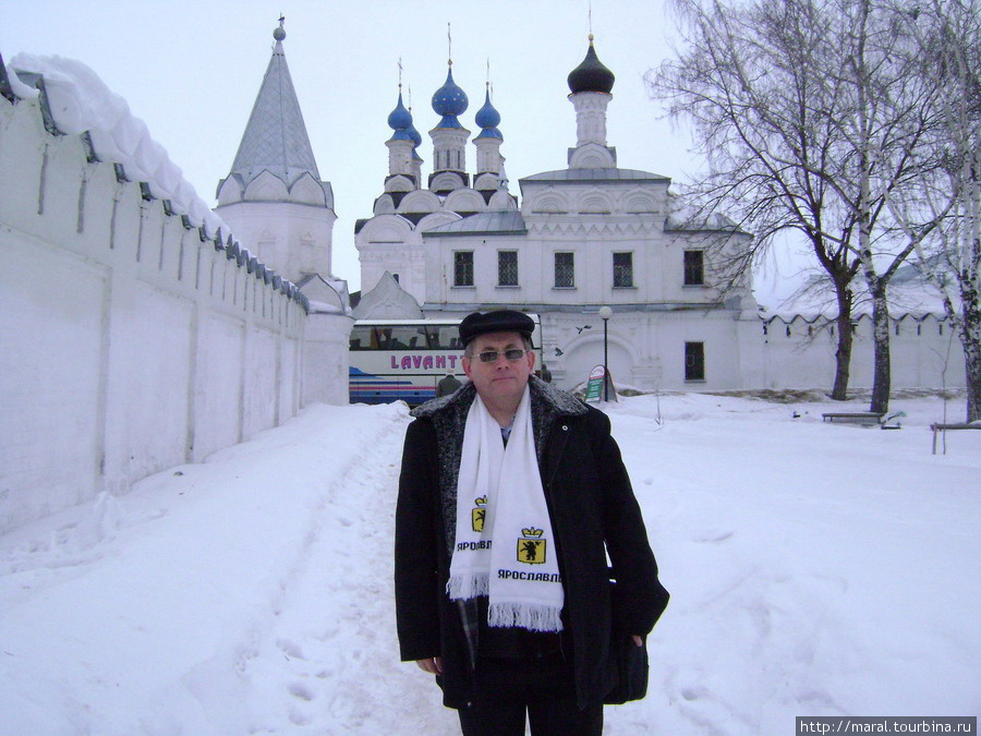 Входят в Благовещенский монастырь через врата церкви св. Стефания, за ней возвышается пятикупольный Благовещенский собор Муром, Россия