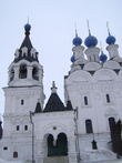 Колокольня была построена на средства Богдана Цветнова раньше собора (в 1652 году) и органично дополнила храм после его перестройки в 1664 год.