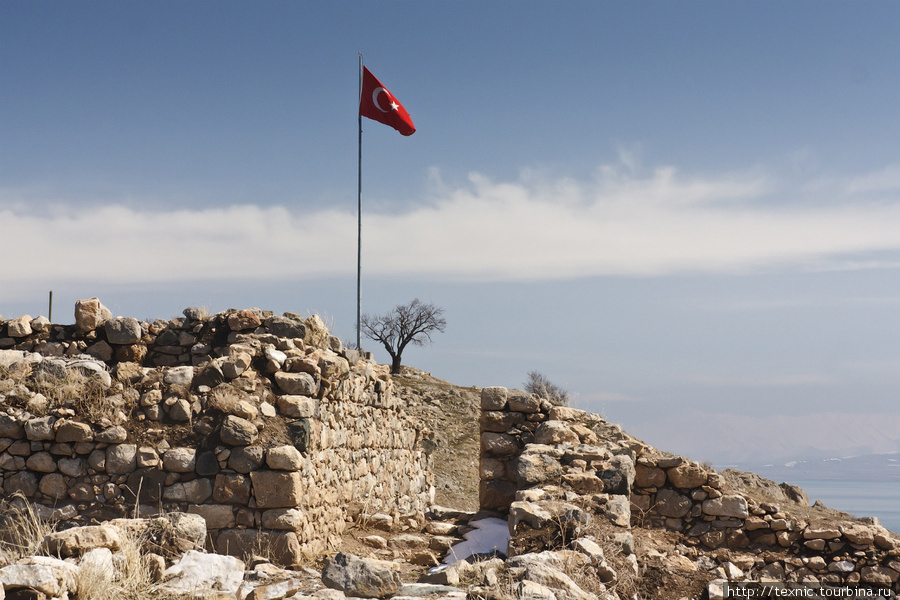 Но и турецкий флаг развевается над островом Восточная Анатолия, Турция
