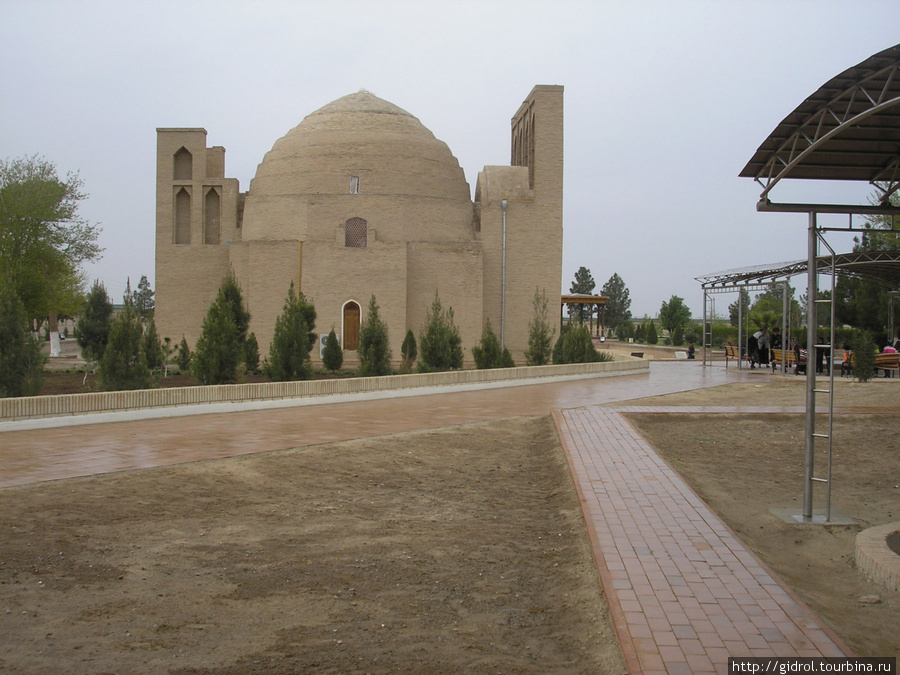 Куполообразный мавзолей. Термез, Узбекистан