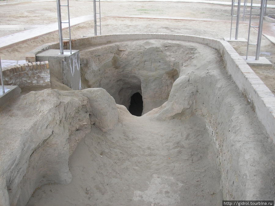 Вход в одну из 10 пещер расположенных на территории комплекса. Термез, Узбекистан