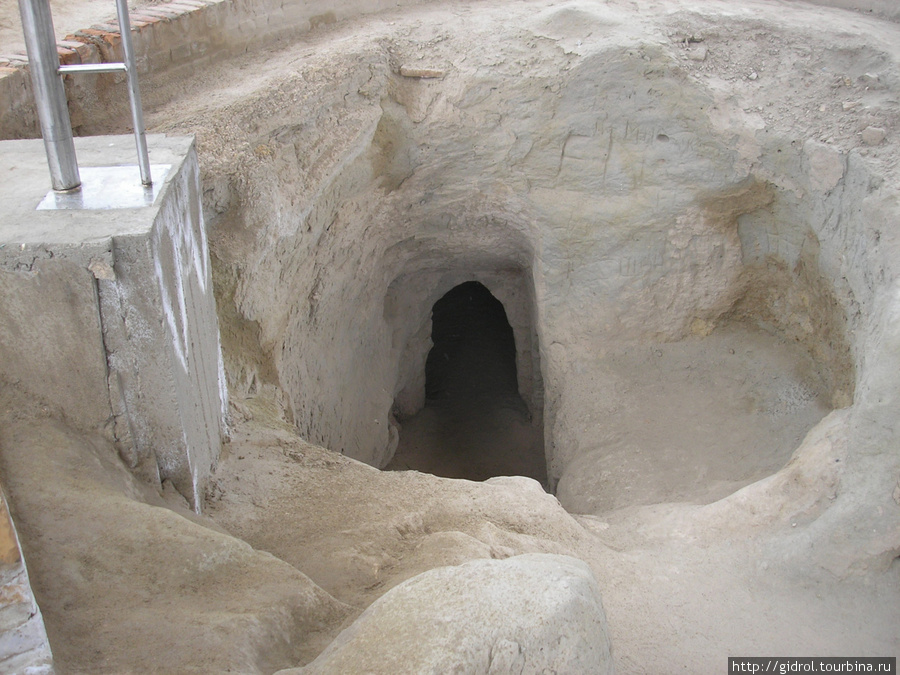 Еще одна пещера (келья). Термез, Узбекистан