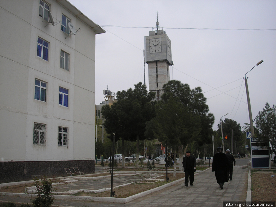 Вдоль центральной улици. Термез, Узбекистан