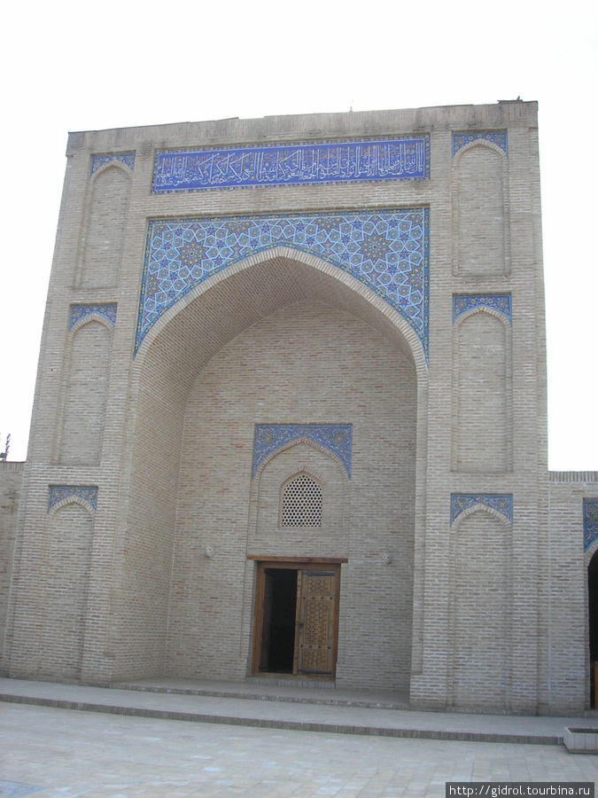 Центральный вход в казематы. Карши, Узбекистан