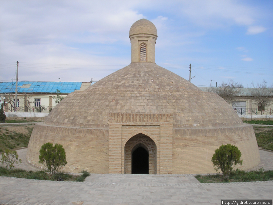 В комплексе выделяется Сардоба (XVI в) – купольное сооружение для сбора и хранения воды из жженого кирпича. Внутри нее изумительная акустика. Голос говорящего человека отражается от стен и усиливается, создавая громкое многоголосое эхо. Карши, Узбекистан