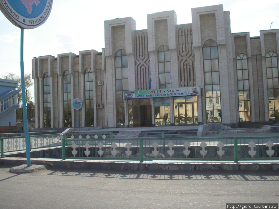 Современная архитектура-театр. Карши, Узбекистан