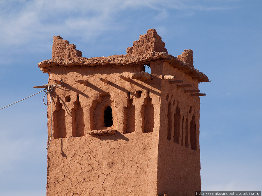 Минарет старой мечети в деревне недалеко от Айт-Бенхадду. Айт-Бен-Хадду, Марокко