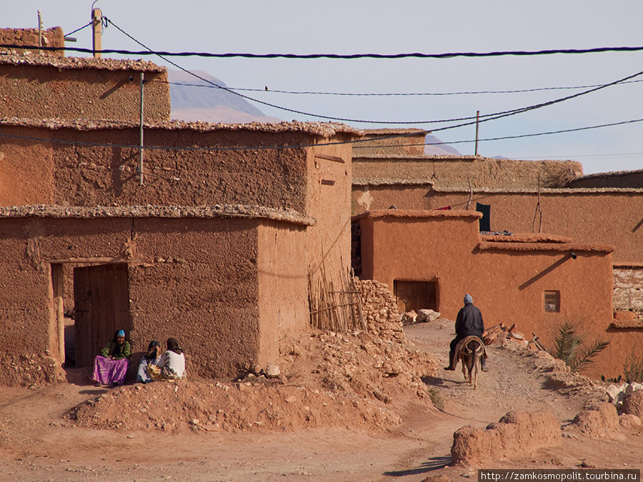 Одна из старинных укрепленых деревень недалеко от Айт-Бенхадду. Часть этого селения старая и заброшенная, а в другой по прежнему живут люди в старых или новых домах. Айт-Бен-Хадду, Марокко