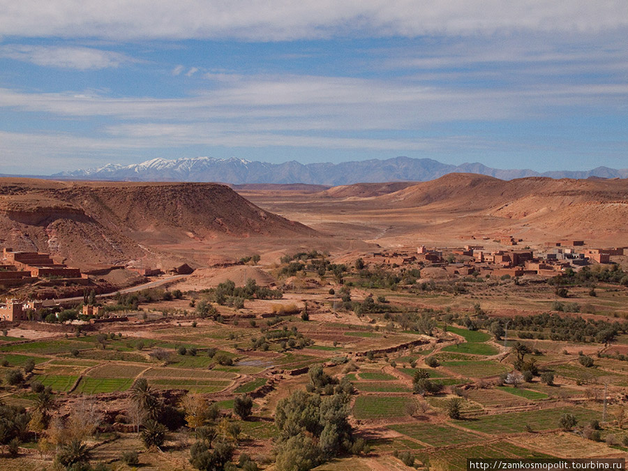 С холма касбы можно полюбоваться на плодородную долину реки. Айт-Бен-Хадду, Марокко